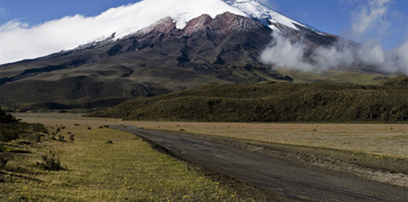 Straße am Fuße des Vulkans