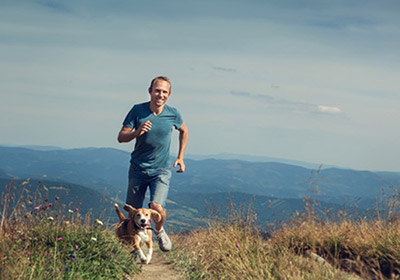 Jogger mit Hund - © Soloviova Liudmyla - Fotolia.com