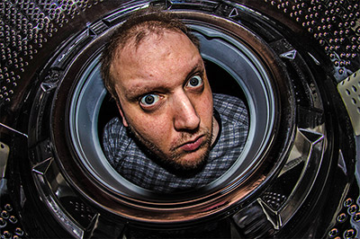 Mann in Waschmaschine - Foto: Dennis Skley - CC BY-ND 2.0