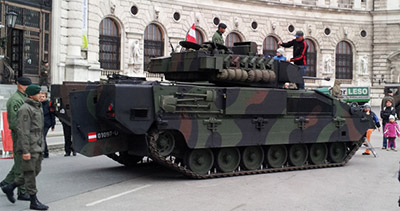 Kind auf Panzer in Wien